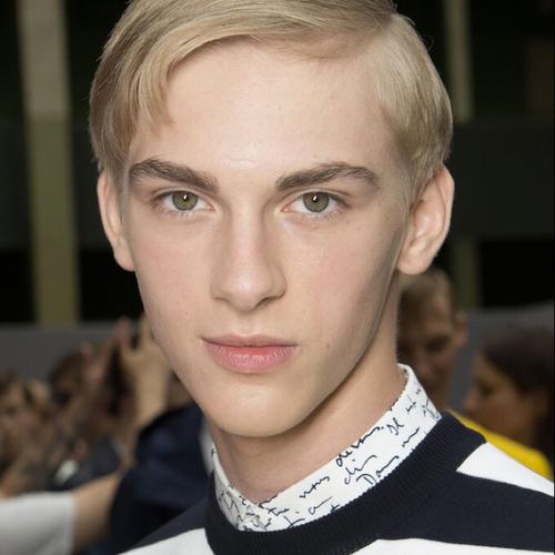 男人梦见儿子被蛇吞 梦见黑色蛇是什么预兆 男人梦见儿子被蛇吞 梦见黑色蛇是什么预兆